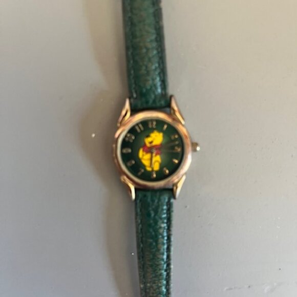 VINTAGE Disney Store Pooh Watch Women Gold Tone Green Leather Watchband - Picture 2 of 4